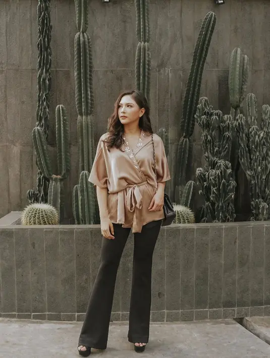 Namun jika melanjutkan kuliah dengan sistem offline, Jessica Mila lebih memilih luar negeri. Menurutnya, di sana nanti ia lebih bisa menjalankan kehidupannya dengan mandiri karena tidak dibantu oleh asisten rumah tangga. (Instagram/jscmila)