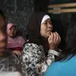 Seorang warga memanjatkan doa saat menggelar aksi unjuk rasa didepan kantor Ombudsman RI, Jakarta, (20/5/2016). Mereka menuntut usut Bupati Kabupaten Tangerang diduga melakukan pelanggaran maladministrasi. (Liputan6.com/Faizal Fanani