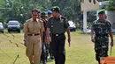 Citizen6, Tulang Bawang: Sekretaris Daerah Kabupaten Tulang Bawang Barat, Sigit Trenggono bersama Danrem 043/ Gatam Kolonel INF Hinsa Siduran menuju lapangan upacara dalam acara TNI Manunggal masuk kampung. (Pengirim: Jerry Hasan)
