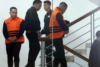 Selanjutnya, Bupati Tulungagung, Gatut Sunu Wibowo beserta ajudannya, Dwi Yoga Ambal, akan menjalani masa penahanan pertama selama 20 hari pertama, terhitung sejak 11 hingga 30 April 2026. Tampak dalam foto, Bupati Tulungagung, Gatut Sunu Wibowo (kedua kanan) bersama ajudannya, Dwi Yoga Ambal (kiri) dibawa petugas menuju mobil tahahan usai menjalani pemeriksaan intensif di Gedung Merah Putih Komisi Pemberantasan Korupsi (KPK), Jakarta, Minggu (12/4/2026) dini hari WIB. (Liputan6.com/Helmi Fitrhiansyah)