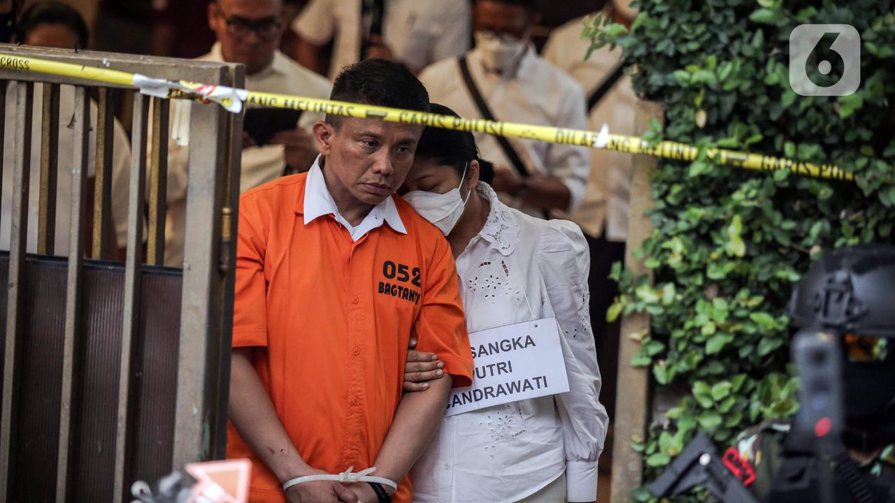 Pelukan Erat Ferdy Sambo kepada Putri Candrawathi Saat Rekonstruksi Pembunuhan Brigadir J