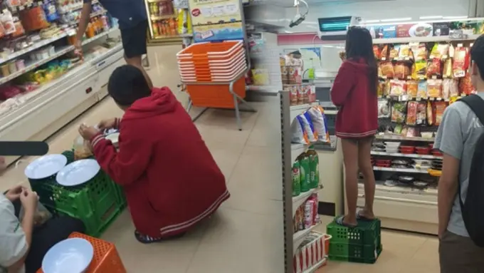 [Bintang] Menganggap Toko Seperti Rumah, Kelakuan Pegawai Toko Ini Jadi Perbincangan Netizen