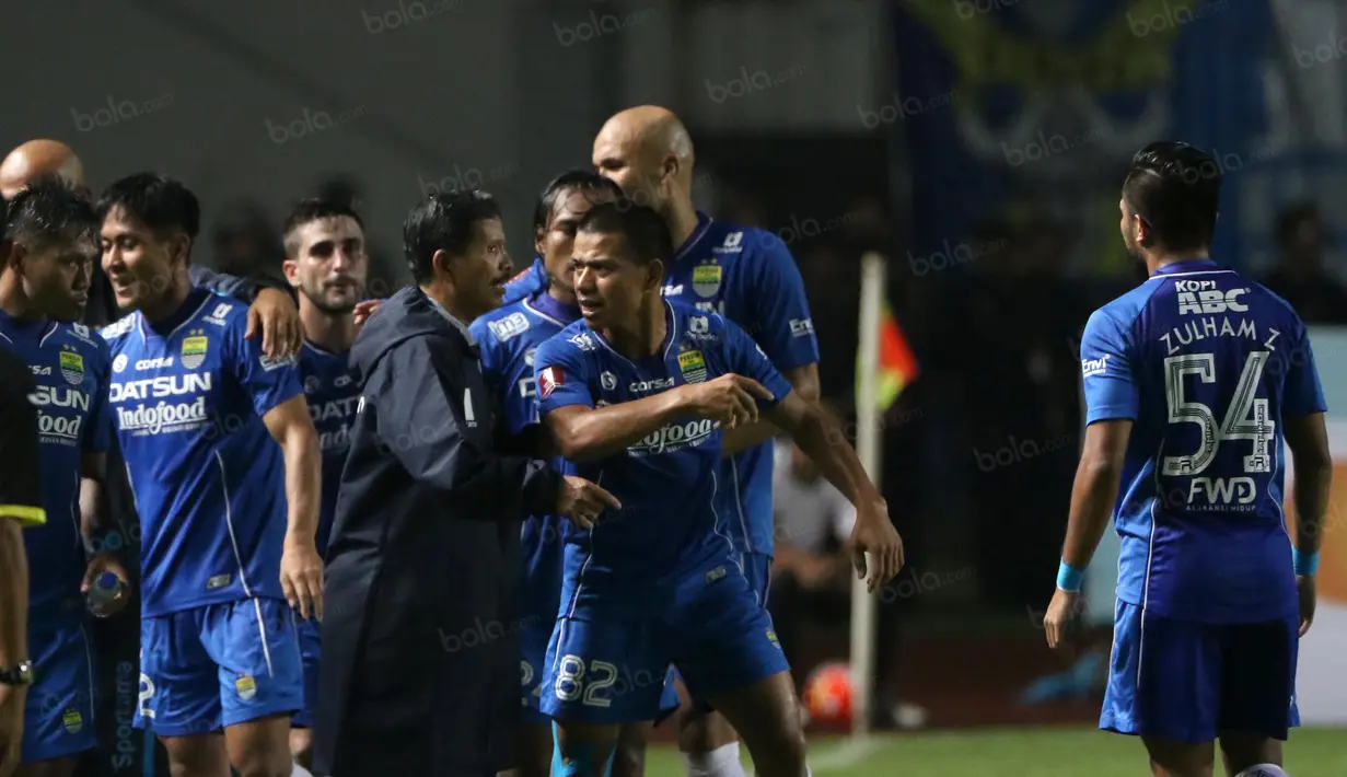 Djajang Nurjaman memberikan arahan kepada pemain Persib Bandung, Tantan saat melawan PSM Makassar di Stadion Gelora Bandung Lautan Api, Bandung, Sabtu (2/7/2016). (Bola.com/Nicklas Hanoatubun)