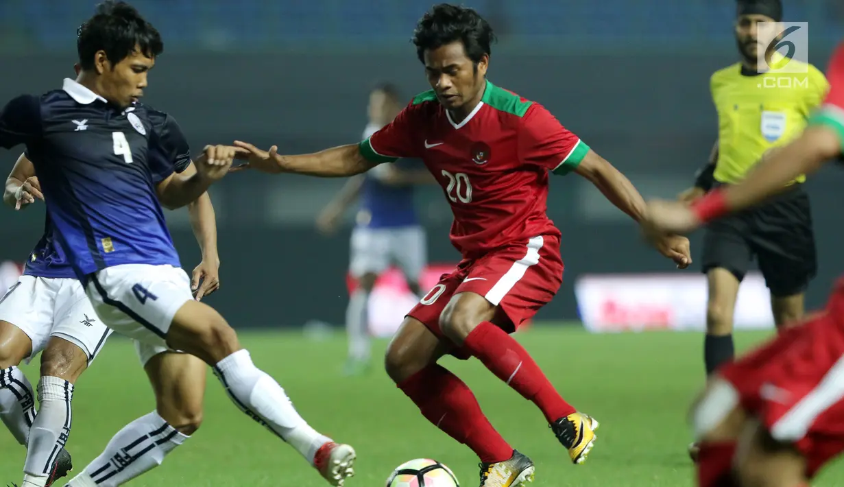 Gelandang Timnas Indonesia, Ilham Udin Armayin (tengah) berebut bola dengan pemain Kamboja, Sor Piseth pada laga persahabatan di Stadion Patriot Candrabhaga, Bekasi, Rabu (4/10). Timnas Indonesia menang 3-1 atas Kamboja. (Liputan6.com/Helmi Fithriansyah)
