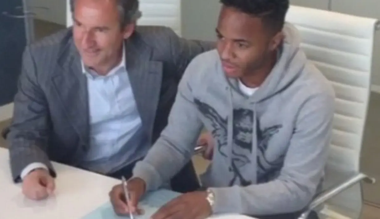 Raheem Sterling menandatangani kontrak lima tahun bersama Manchester City. (Twitter.com)