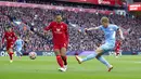 Pemain Manchester City Kevin De Bruyne menembak ke gawang Manchester City pada pertandingan Liga Inggris di Anfield, Liverpool, Inggris, Minggu (3/10/2021). Pertandingan berakhir imbang 2-2. (Peter Byrne/PA via AP)