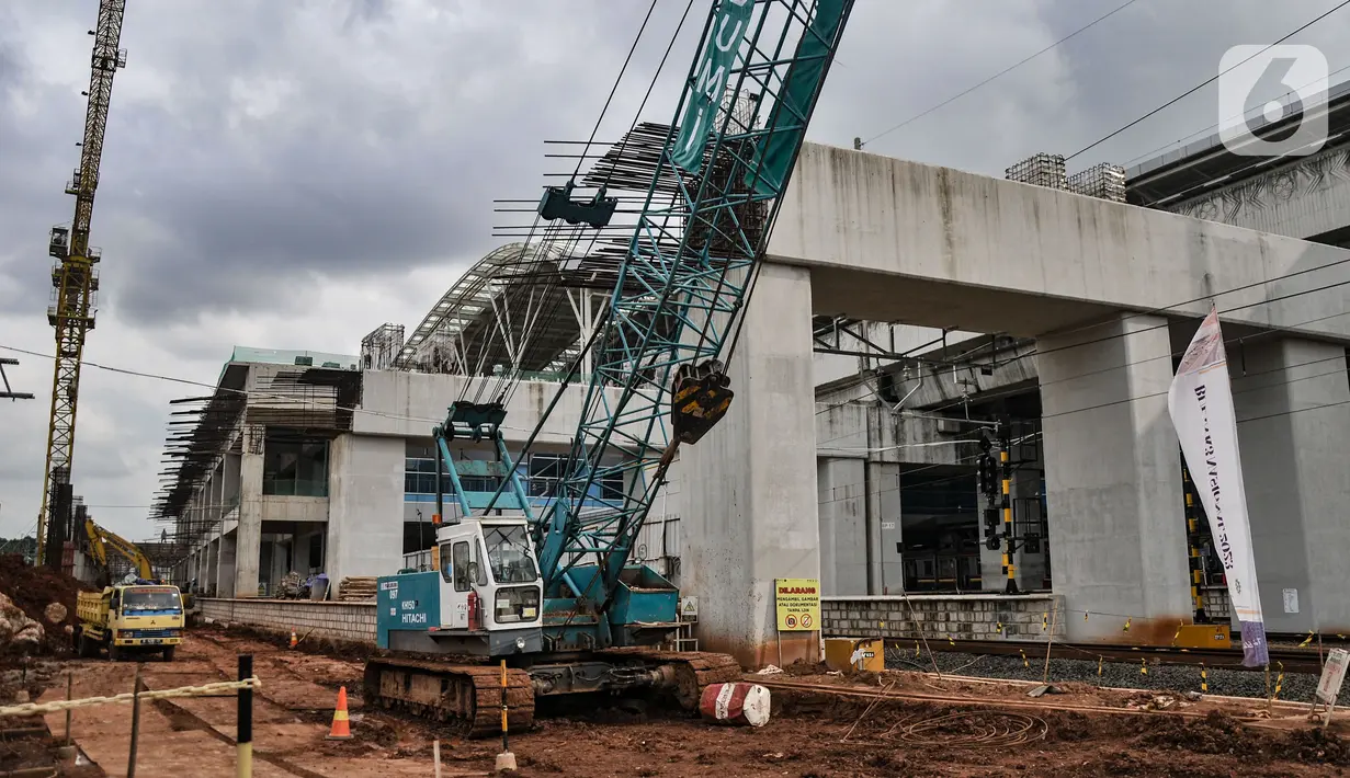 Aktivitas pekerja saat menyelesaikan pembangunan Stasiun Manggarai, Jakarta, Rabu (22/2/2023). Secara keseluruhan, pembangunan akan selesai pada 2025 di mana Stasiun Manggarai akan melayani Kereta Api Jarak Jauh (KAJJ) yang didesain untuk bisa melayani 1,2 juta sampai 2 juta penumpang per hari. (merdeka.com/Iqbal S Nugroho)