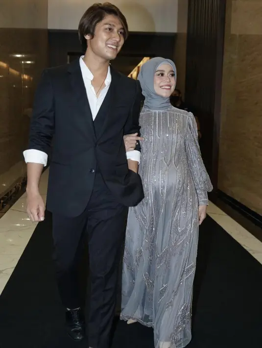 Lesti Kejora tampil anggun dengan dress payet berwarna abu-abu, cocok dengan warna hijabnya. Dok. Instagram @lestykejora