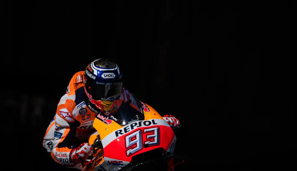Pebalap Repsol Honda, Marc Marquez, saat beraksi pada sesi latihan bebas ke tiga di Sirkuit Motegi, Jepang, Sabtu (20/10/2018). Marc Marquez finis diurutan ke empat dengan catatan waktu 45.289 detik. (AFP/Martin Bureau)