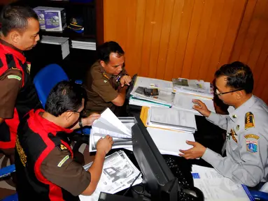 Penyidik Satuan Khusus Pemberantasan Korupsi Kejagung menggeledah kantor Dinas Perhubungan, Jakarta, (22/9/14). (Liputan6.com/Johan Tallo)