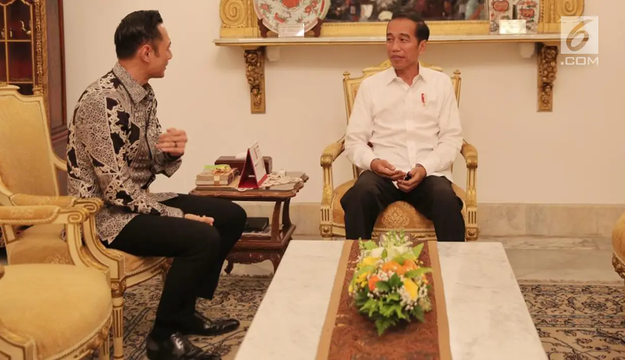 Presiden Joko Widodo (kanan) berbincang dengan Ketua Kogasma Partai Demokrat Agus Harimurti Yudhoyono atau AHY di Istana Merdeka, Jakarta, Kamis (2/5/2019). Keduanya berharap semua pihak tenang dan sabar menunggu hasil perhitungan resmi Pilpres dari KPU. (Liputan6.com/Pool/Biro Pers Setpres)
