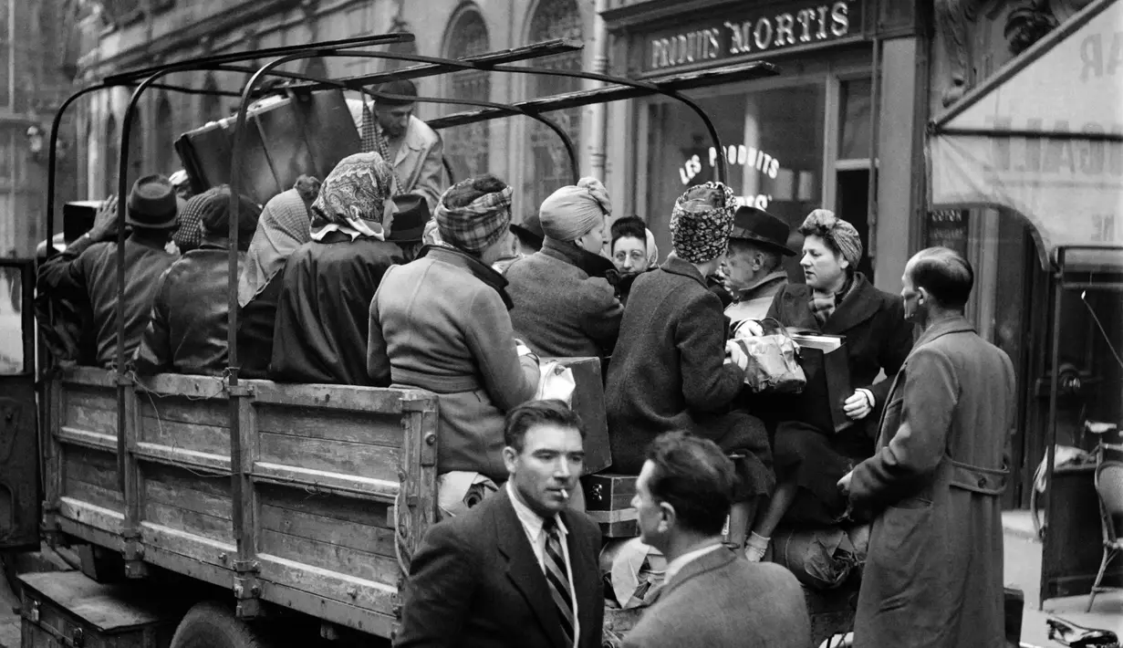 Warga Paris menaiki van yang digunakan sebagai transportasi umum, pada Oktober 1944 di Paris, beberapa bulan setelah Pembebasan Paris, selama Perang Dunia Kedua. (AFP Photo)