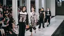 Para model cantik mengenakan busana rancangan Rinda Salmun bertajuk 'No.2' dalam Fashion Nation 2018 di Senayan City, Jakarta, Rabu (18/4). (Liputan6.com/Faizal Fanani)