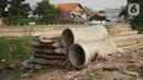 Tiang pancang dan saluran gorong-gorong menghiasi bantaran Sungai Ciliwung di kawasan Rawajati, Jakarta, Rabu (30/10/2019). Tiang-tiang pancang itu merupakan sisa proyek normalisasi Sungai Ciliwung dan telah berada di bantaran tersebut selama beberapa tahun terakhir. (Liputan6.com/Immanuel Antonius)