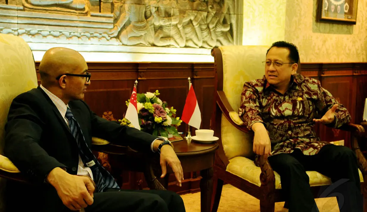 Ketua DPD RI, Irman Gusman (kanan) saat menerima kunjungan delegasi kedutaan besar Singapura untuk Indonesia, Anil Kumar Nayar, Jakarta, Jumat (5/12/2014). (Liputan6.com/Andrian M Tunay)