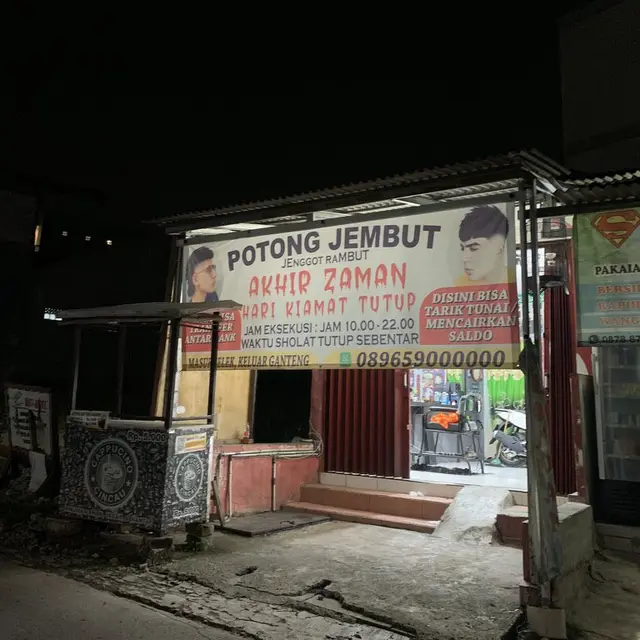 6 Potret Toko Tutup ketika Kiamat Ini Nyeleneh, Semangat Cari Uang Sampai Akhir
