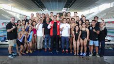 Menteri Pemuda dan Olahraga Republik Indonesia, Dito Ariotedjo berfoto bersama dengan Tim Renang Indonesia menjelang SEA Games 2023 di Stadion Akuatik GBK, Senayan, Jakarta, Rabu (05/04/2023). Indonesia akan mengikuti perhelatan olahraga terbesar Asia Tenggara tersebut pada 5 hingga 17 Mei 2023 di Kamboja. (Bola.com/Bagaskara Lazuardi)