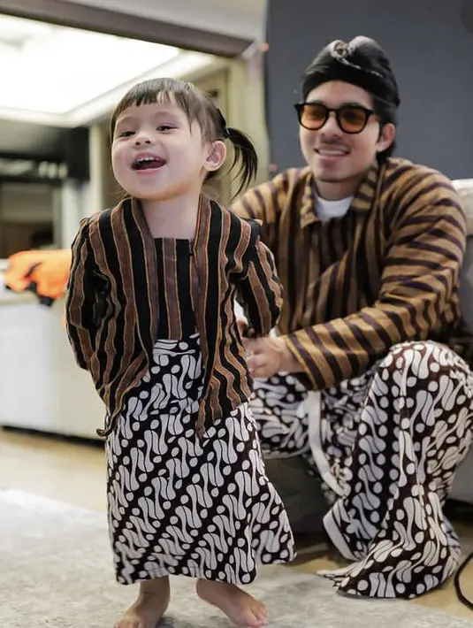 Ameena pun tampil semakin menggemaskan dengan gaya rambut kuncir duanya. [@attahalilintar]