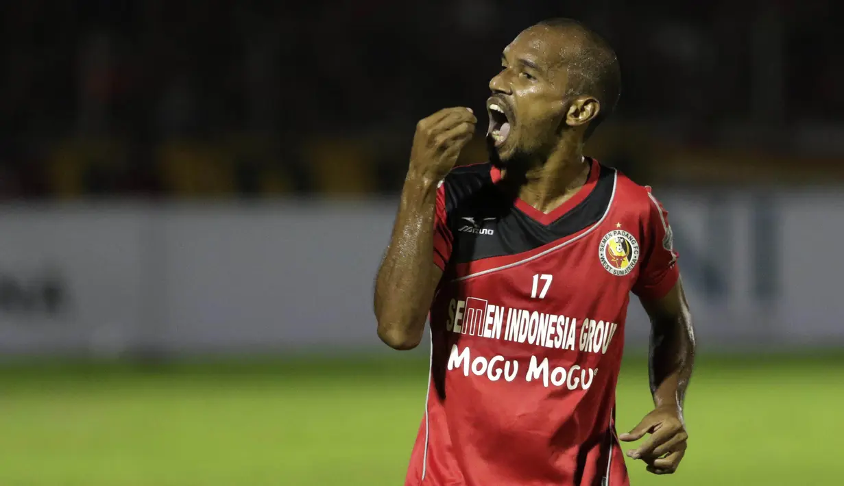 Striker Semen Padang, Nur Iskandar, merayakan gol yang dicetaknya ke gawang PBFC pada laga semifinal Piala Jenderal Sudirman di Stadion Stadion Haji Agus Salim, Padang, Sabtu (16/1/2016). Semen Padang berhasil lolos ke final. (Bola.com/Reza Bachtiar)