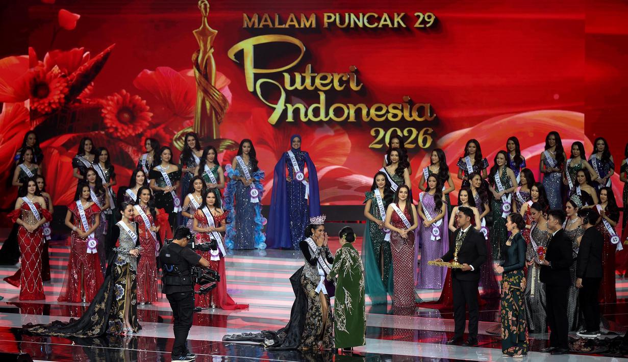Agnes Aditya Rahajeng (tengah) asal Banten usai menerima mahkota Puteri Indonesia saat Grand Final Pemilihan Puteri Indonesia 2026 di Jakarta Internasional Convention Center, Jakarta, Jumat (24/4/2026). Agnes Aditya Rahajeng asal Banten resmi dinobatkan sebagai Puteri Indonesia 2026. (Kapanlagi.com/Budy Santoso)