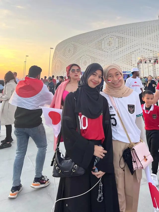 7 Potret Azizah Salsha dan Adiba Khanza Dukung Suami Lawan Jepang di Qatar