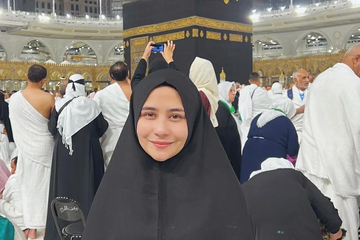 Prilly Latuconsina Umrah