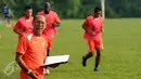 Pelatih Persija, Bambang Nurdiansyah (kiri) menyiapkan pemainnya jelang laga lawan Pra PON DKI Jaya di NYTC Sawangan, Depok, Selasa (8/12/2015). Laga ini persiapan jelang babak 8 besar Piala Jenderal Sudirman. (Liputan6.com/Helmi Fithriansyah)