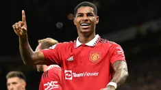 Manchester United baru saja memperpanjang kontrak 4 pemainnya selama setahun, di mana keempatnya sama-sama akan berakhir durasi kontraknya di akhir musim 2022/2023 alias 6 bulan ke depan. Guna menyiasati keempatnya tak meninggalkan Old Trafford secara gratis, Setan Merah secara otomatis memperpanjang kontrak mereka hingga setahun ke depan hingga akhir musim 2023/2024 karena keempatnya memang mempunyai opsi tersebut dalam klausul kontrak mereka. Berikut daftar keempat pemain tersebut. (AFP/Oli Scarff)