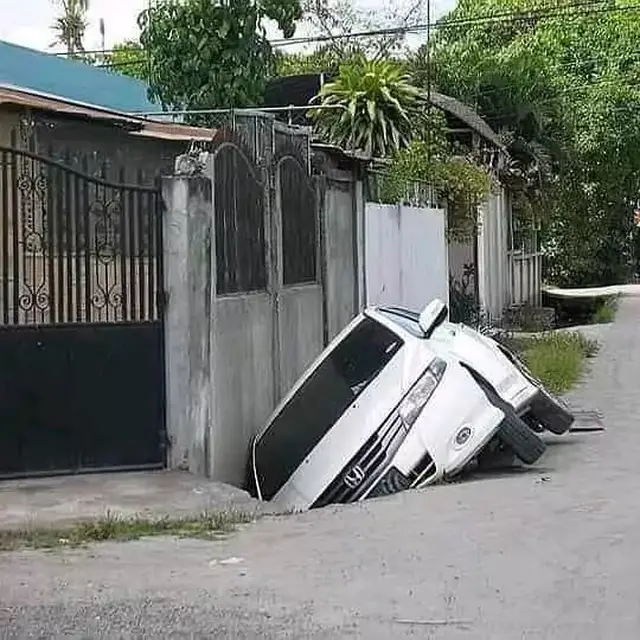 6 Potret Apes Mobil Masuk Selokan,