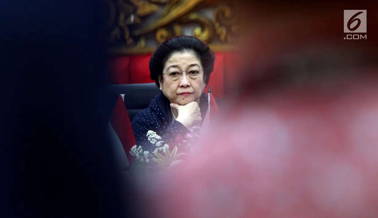 Ketua Umum PDIP Megawati Soekarnoputri saat melakukan pertemuan dengan organisasi Ikhwanul Muballighin di DPP PDIP, Jakarta, Kamis (26/4). Pertemuan dilakukan secara tertutup dan dimulai pada pukul 15.59 WIB. (Liputan6.com/JohanTallo)