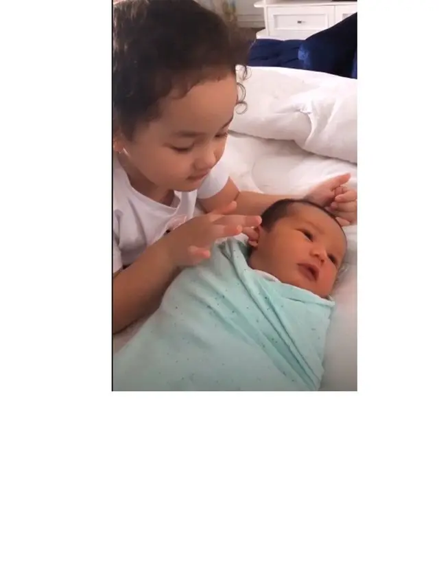 6 Potret Baby Saka Anak Andhika Pratama dengan kakaknya Sheva Elmira, Menggemaskan