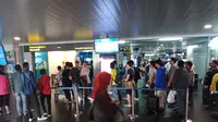 Calon penumpang di Bandara Husein Sastranegara mengantri menuju pintu masuk keberangkatan