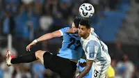 Momen duel antara pemain Uruguay dengan Argentina di Kualifikasi Piala Dunia 2026 Zona Conmebol. (Eitan ABRAMOVICH / AFP)