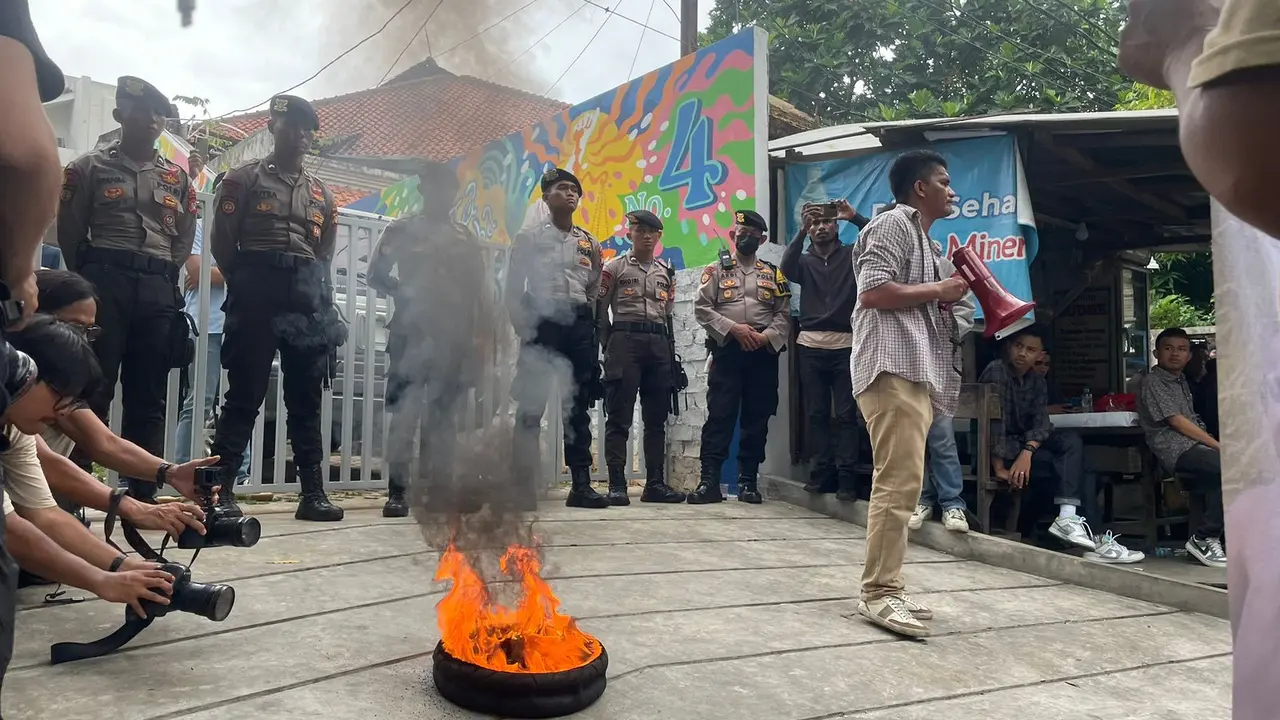Sejumlah massa yang mengatasnamakan 'Masyarakat Pemuda Mahasiswa Timur Cinta NKRI' melakukan demo di depan kantor Indonesia Corruption Watch (ICW). Massa sempat membakar ban bekas di depan kantor ICW. (Merdeka.com/Rahmad Baihaqi