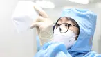 Pekerja mengecek kualitas masker kesehatan N95 di ruang kerja perusahaan produsen masker di Shenyang, China, 8 Februari 2020. Selama beberapa hari, perusahaan itu berjanji akan terus bekerja hingga 20 jam per hari untuk memastikan output harian masker N95 mencapai 20.000 lebih. (Xinhua/Yao Jianfeng)