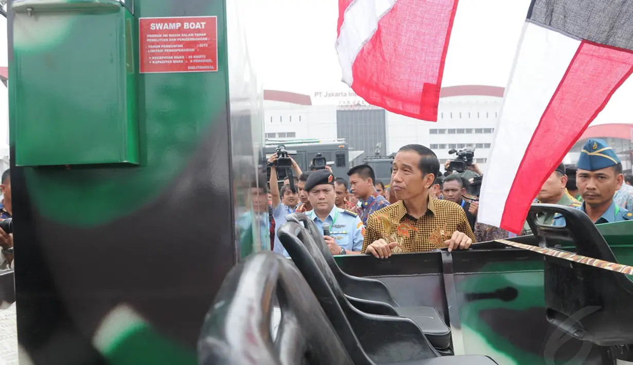 Presiden Jokowi mengunjungi pameran senjata internasional, Indo Defence 2014, di JIExpo Jakarta, Jumat (7/11/2014). (Liputan6.com/Herman Zakharia)