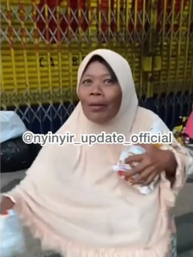 Reaksi Wanita Peluk Mie Instan Saat Terima Bantuan Buat Haru