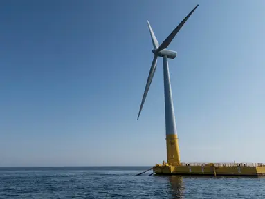 Turbin angin terapung pertama "floatgen" yang terletak di La Turballe, pantai barat Prancis, Jumat (28/9). Proyek dengan biaya 29,5 juta dolar AS tersebut merupakan usaha pertama Prancis dalam tenaga angin lepas pantai. (AFP/SEBASTIEN SALOM GOMIS)
