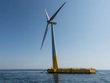 Turbin angin terapung pertama "floatgen" yang terletak di La Turballe, pantai barat Prancis, Jumat (28/9). Proyek dengan biaya 29,5 juta dolar AS tersebut merupakan usaha pertama Prancis dalam tenaga angin lepas pantai. (AFP/SEBASTIEN SALOM GOMIS)