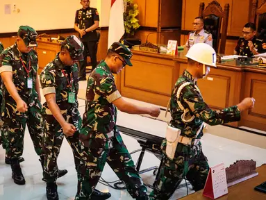 Empat personel Tentara Nasional Indonesia (TNI) yang dituduh menyiram air keras ke seorang aktivis Hak Asasi Manusia (HAM) usai menjalani sidang putusan di Pengadilan Militer II-08, Jakarta pada Rabu 10 Juni 2026. (Yasuyoshi Chiba/AFP)