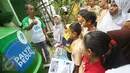 Siswa dan siswi sekolah dasar mendengarkan penjelasan petugas Palyja saat mengikuti kegiatan dalam acara Aksi Cinta Lingkungan di Sungai Ciliwung, Jakarta, Rabu (21/12). (Liputan6.com/Immanuel Antonius)