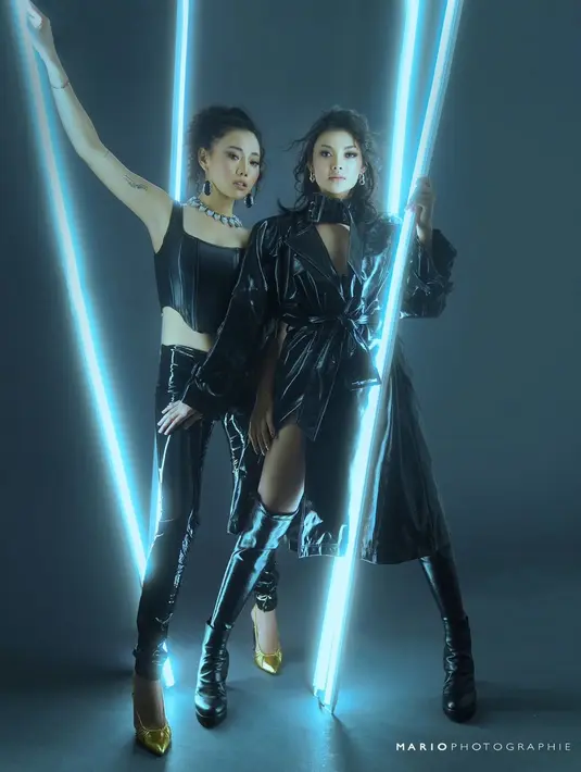 Rambutnya ditata dengan messy look. Ditarik ke belakang dan ditata bergelombang menghasilkan messy hair look yang menyempurnakan keseluruhan penampilan Wendy Walters. Foto: Instagram.