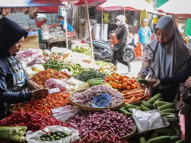 Pedagang bumbu dapur melayani pembeli di pasar di Jakarta, Kamis (28/12/2023). Harga sejumlah bahan pokok mengalami kenaikan jelang akhir tahun 2023. (Liputan6.com/Angga Yuniar)