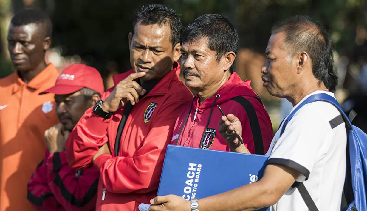 Pelatih Bali United, Indra Sjafri, dengan seksama memantau bakat-bakat pesepak bola muda Tangerang di Lapangan MAN Insan Cendikia, Tangerang, Jumat (8/1/2016). (Bola.com/Vitalis Yogi Trisna)