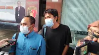 Jurnalis Tempo Nurhadi usai menjalani pemeriksaan di Polda Jatim. (Dian Kurniawan/Liputan6.com)