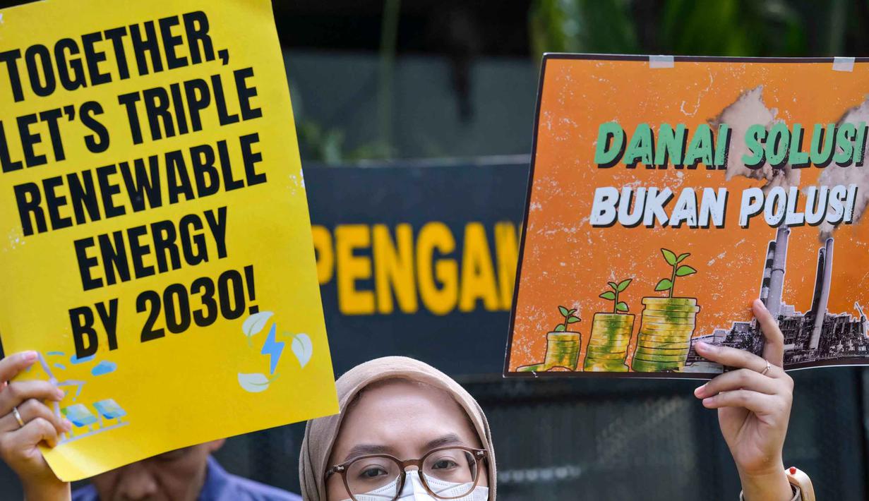 Para aktivis lingkungan tersebut juga mendesak pemerintah mengambil peran kepemimpinan di forum global secara aktif dengan menghadiri dan terlibat dalam Konferensi Pertama tentang Transisi dari Bahan Bakar Fosil (First Conference on Transitioning Away from Fossil Fuels - TAFF) yang berlangsung di Santa Marta, Kolombia, pada 24-29 April 2026 mendatang. Tampak dalam foto, aktivis lingkungan menggelar aksi unjuk rasa mendesak pemerintah Indonesia untuk menunjukkan komitmen terhadap transisi dari bahan bakar fosil di depan kantor Kementerian Energi dan Sumber Daya Mineral (ESDM), Jakarta, Rabu 22 April 2026. (BAY ISMOYO/AFP)