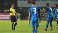 Pemain Timnas Curacao memprotes keputusan wasit&nbsp;Xaypaseth Phongsanit saat laga FIFA Match Day antara Timnas Indonesia melawan Timnas Curacao di Stadion Pakansari, Bogor, Selasa (27/09/2022). (Bola.com/Muhammad Iqbal Ichsan)