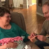 Jim dan Lora, pasangan suami istri yang menunjukkan cinta dan komitmennya di masa sulit. (Foto: twitter.com)