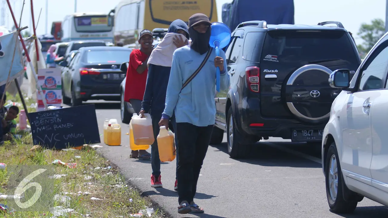 Pertamina mengaku kecolongan terkait adanya penjual bensin eceran yang membanderol harganya setinggi langit di jalur-jalur mudik.