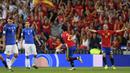 Para pemain Italia tampak kecewa usai gelandang Spanyol, Isco, mencetak gol pada laga kualifikasi piala dunia 2018 di Stadion Santiago Bernabeu, Madrid, Sabtu (2/9/2017). Spanyol menang 3-0 atas Italia. (AFP/Gabriel Bouys)